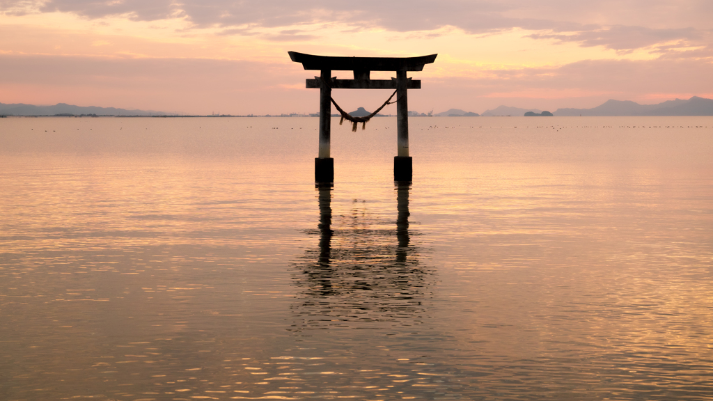 鳥居の中に大島を望む