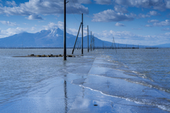 海に沈む道