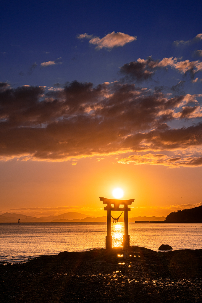 鳥居に沈む夕日