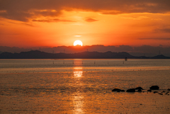 沈む夕日と消え行く光の道