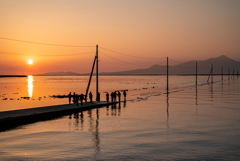 夕日に染まる海を見つめて