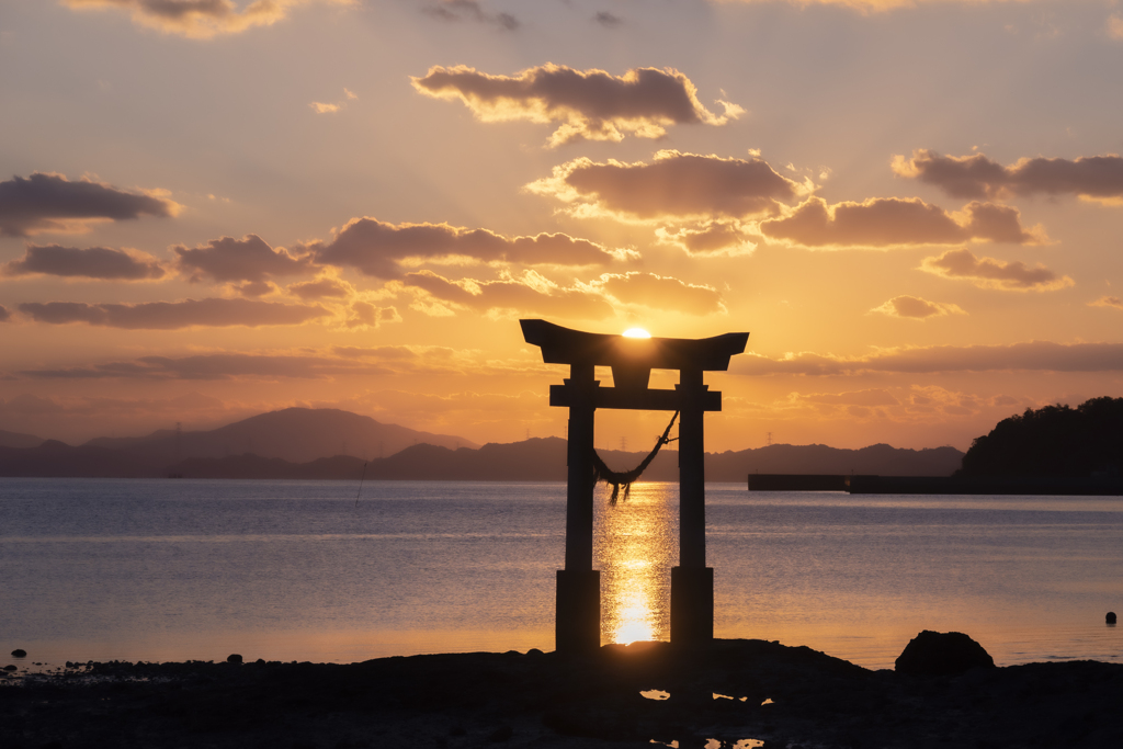 鳥居に沈む夕日