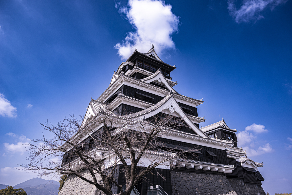 青空にそびえる熊本城