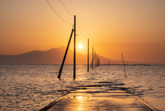 沈む海の道と夕日