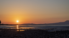 干潟に沈む夕日