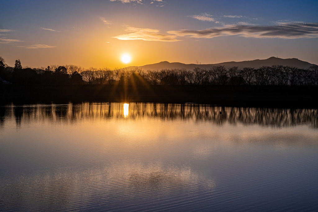散歩道から見る湖面に映る夕景
