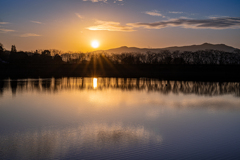 散歩道から見る湖面に映る夕景
