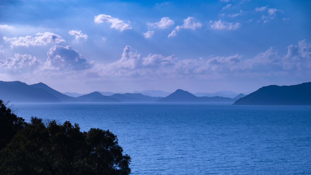 島並に浮かぶ雲