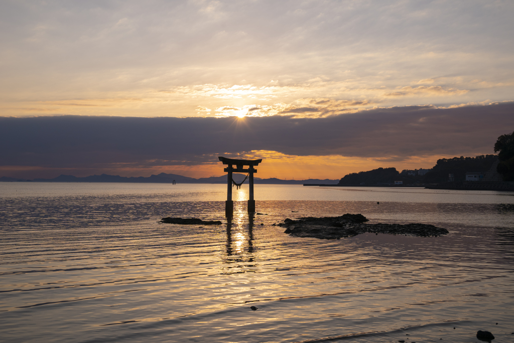 夕日と海の鳥居