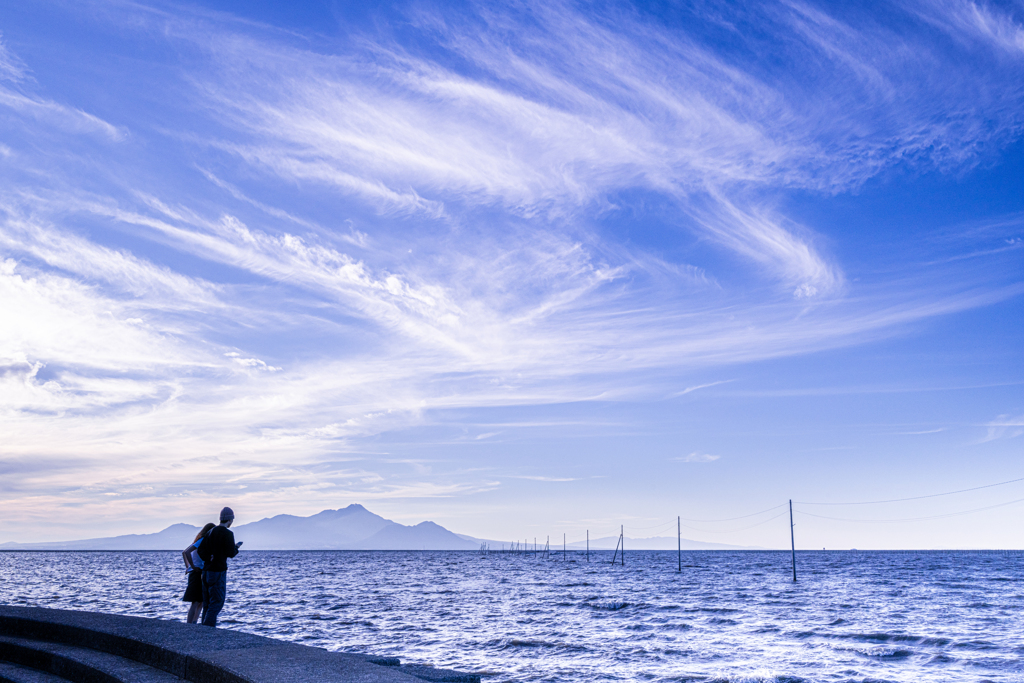 秋空の海床路で