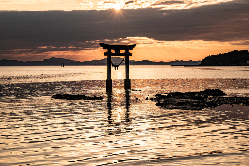 キラキラ海と鳥居