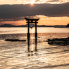 キラキラ海と鳥居