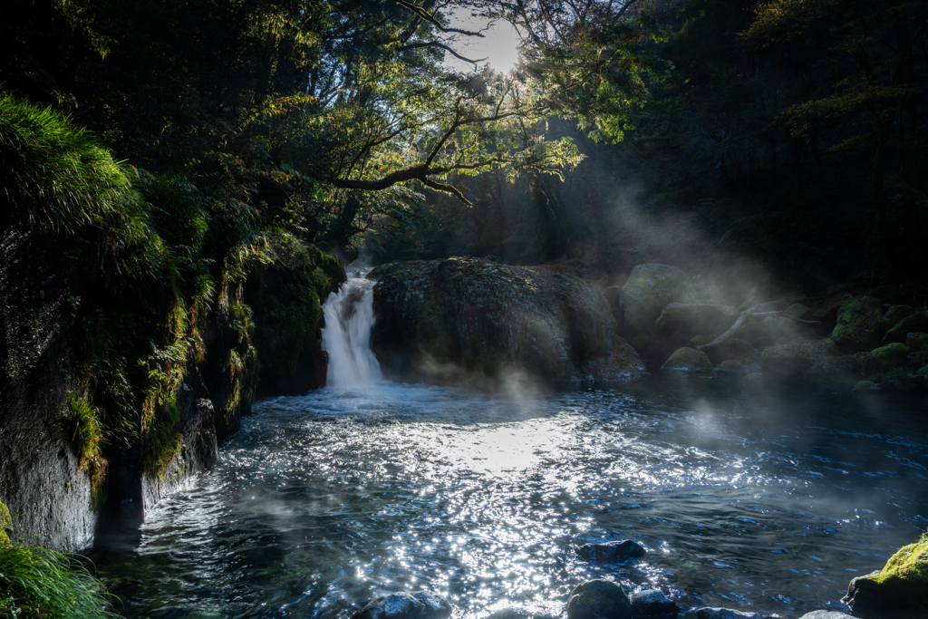 朝日射す、黎明の滝