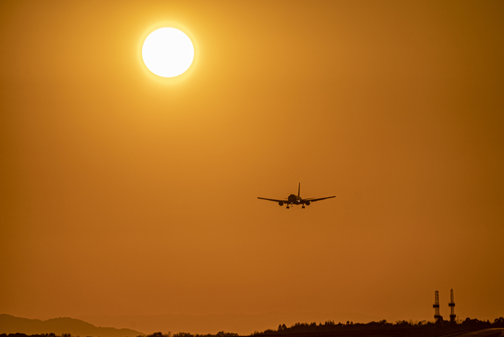 夕日と飛行機