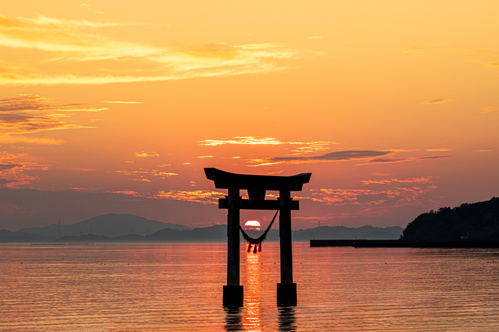 鳥居の中に沈む夕日