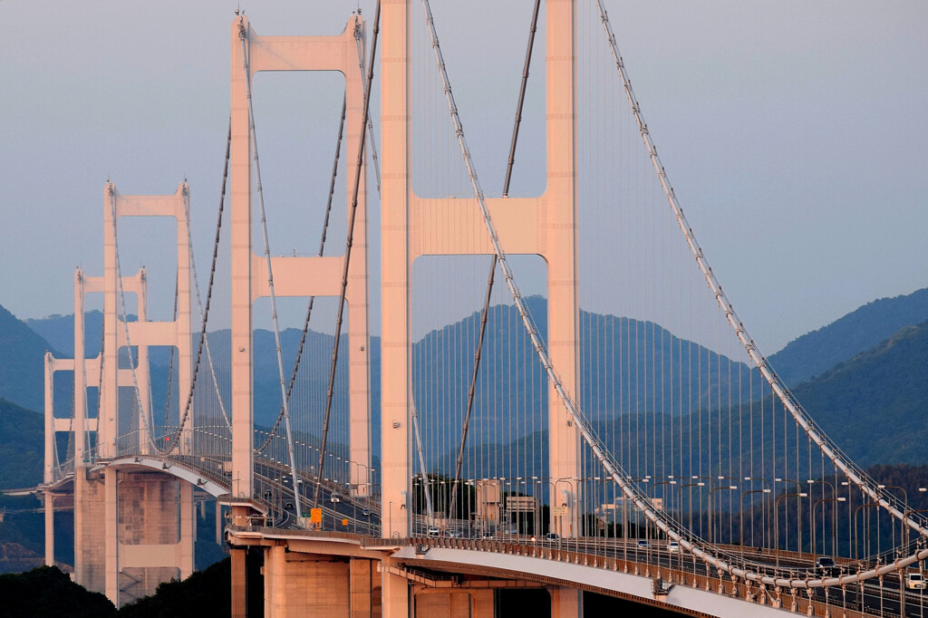 夕陽に染まる来島海峡大橋