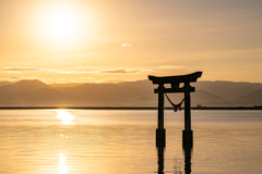 朝日に輝く海と鳥居