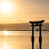 朝日に輝く海と鳥居