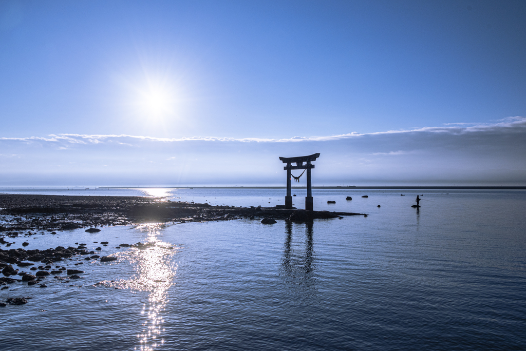 海の鳥居と釣り人