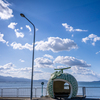 雲と海とフルーツバス停