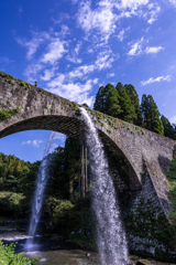 秋空と石橋と放水のアーチ
