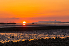 干潟に沈む夕日