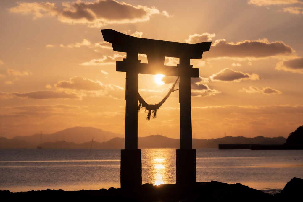 夕日の海の鳥居