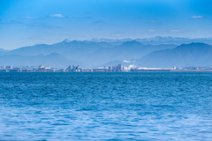 天草から見る八代港と冠雪の山並み