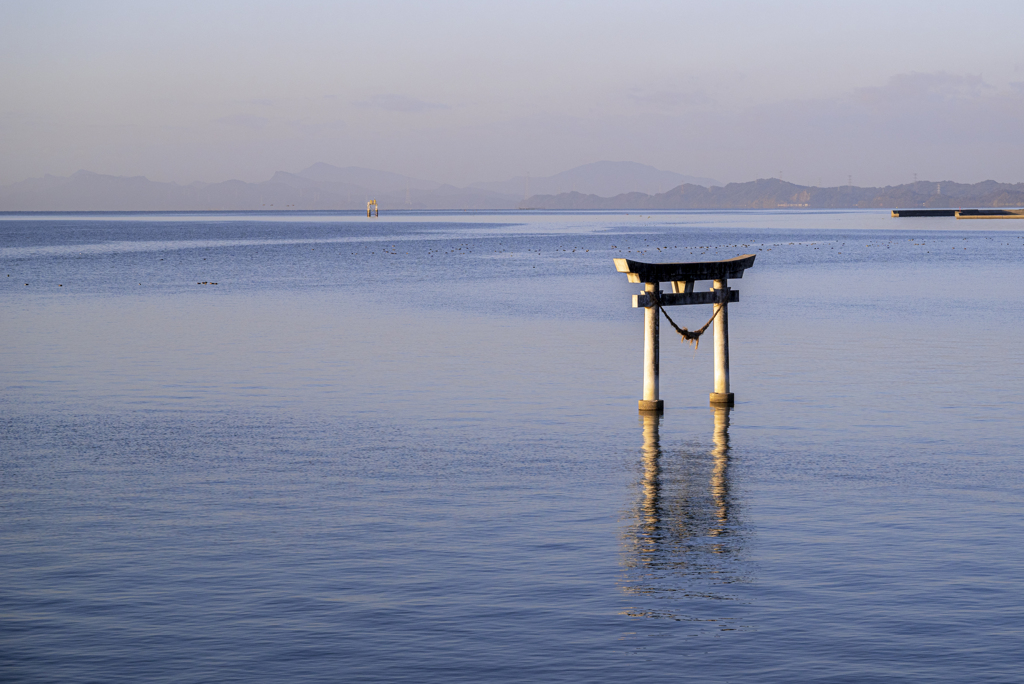 鳥居と朝の不知火海