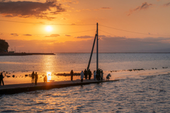 沈む夕日と満ちゆく海床路で