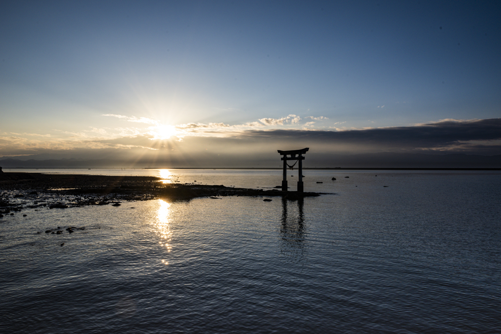 朝日の海の鳥居