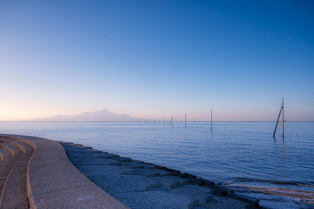 満潮の海床路と雲仙