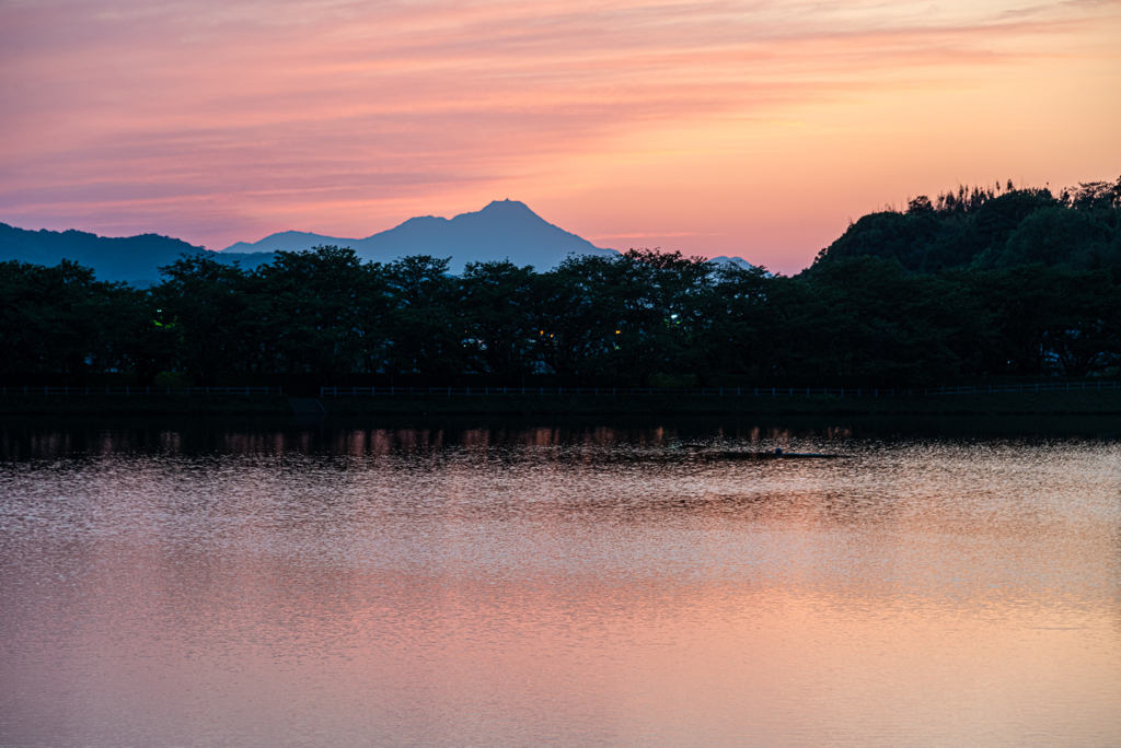 日没に染まる池と雲仙