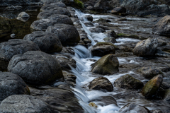 飛び石の渓流を渡る