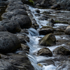 飛び石の渓流を渡る