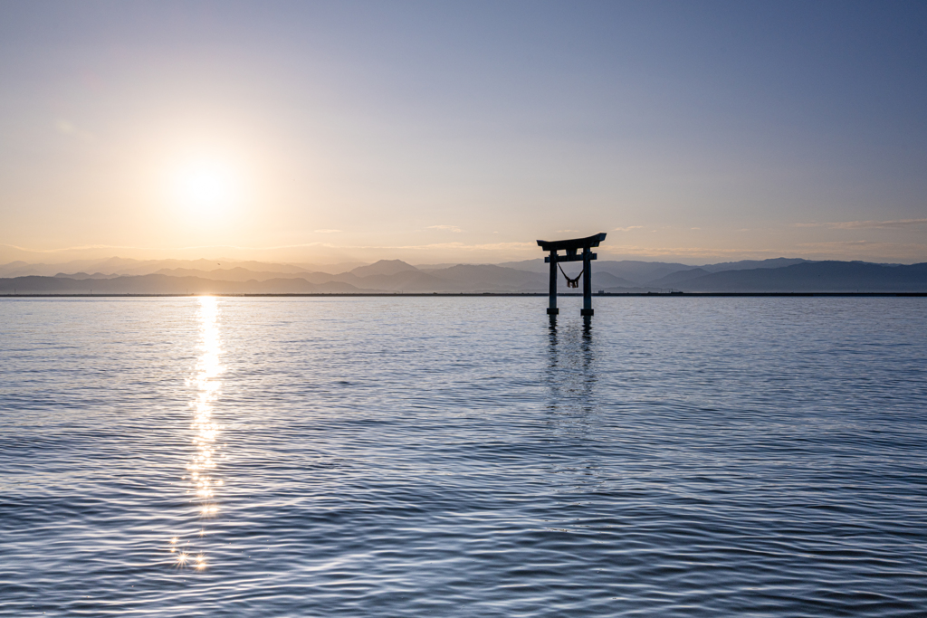 朝日と海の鳥居