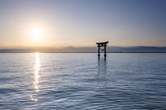 朝日と海の鳥居