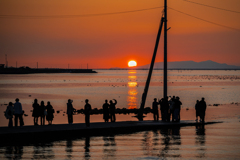 沈みゆく夕日を見つめるそれぞれの思い