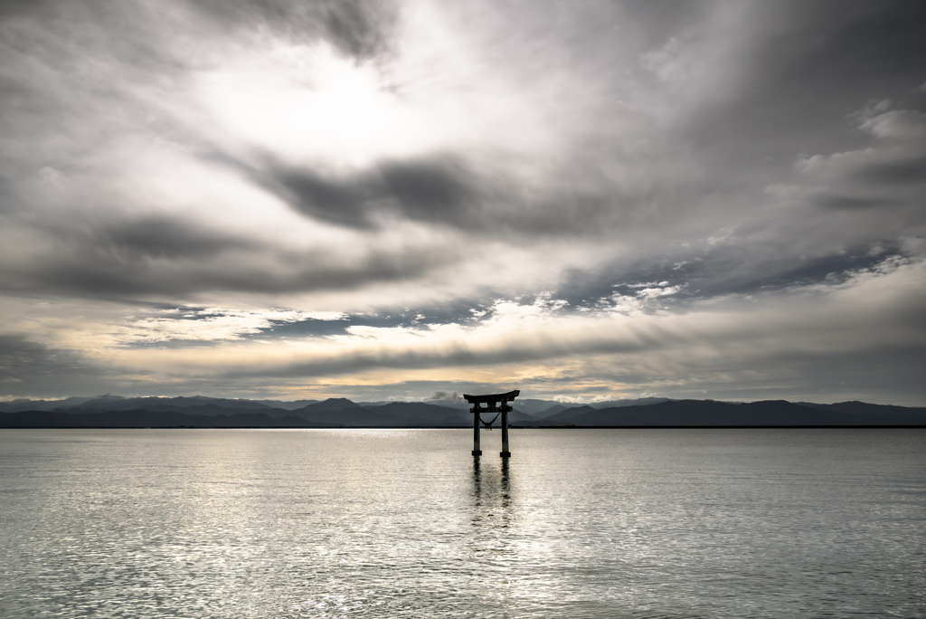 朝の海の鳥居