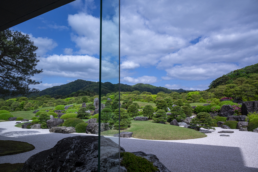 ガラス越しの枯山水庭