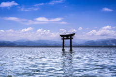 梅雨明けの空と海の鳥居