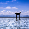 梅雨明けの空と海の鳥居