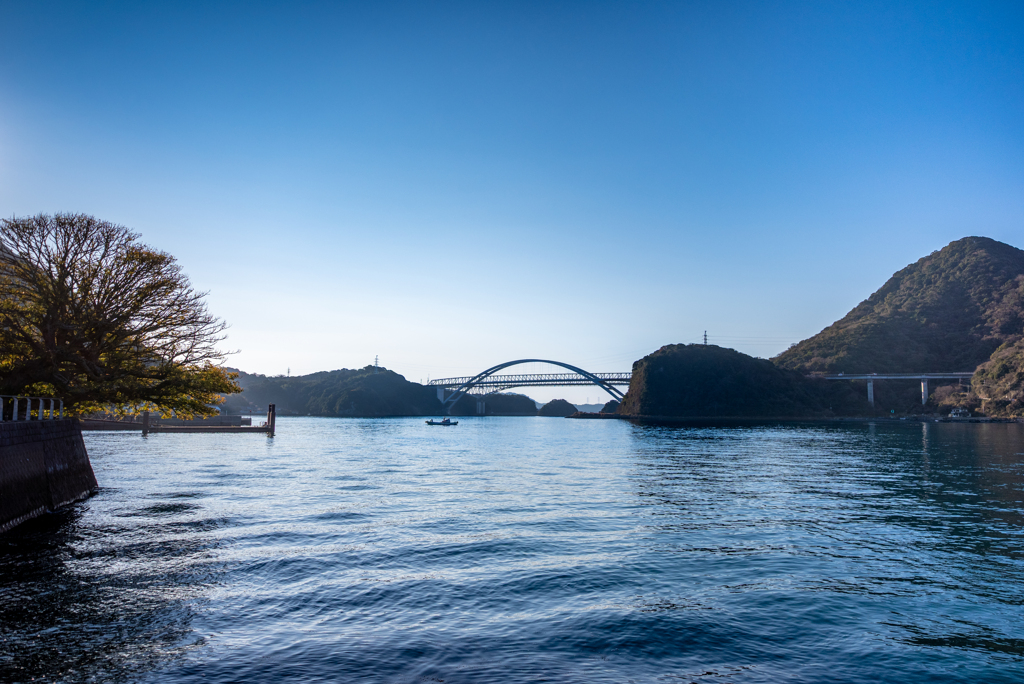 三角西港より天城橋を望む
