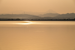 朝日にきらめく海