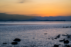 残照の干潟と海