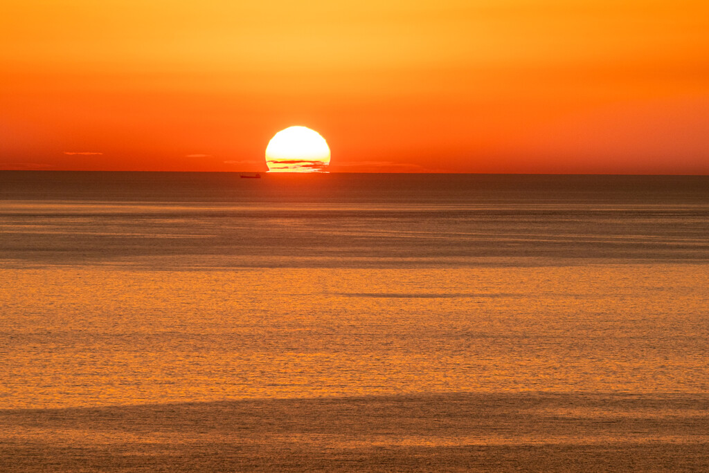 太陽が沈む音が聞こえる