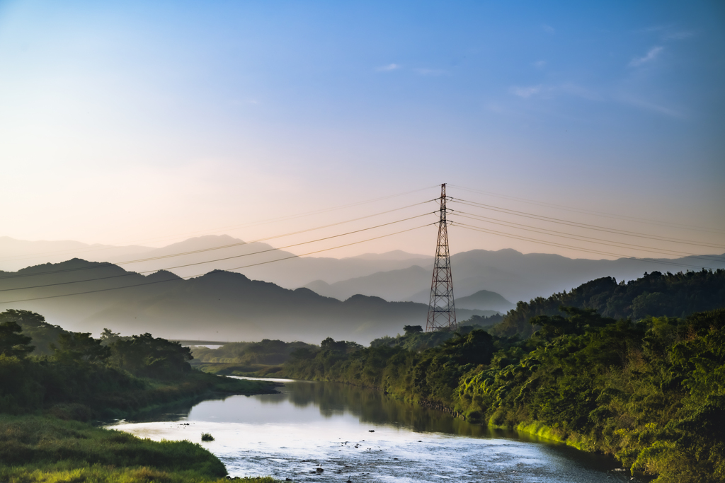 鉄塔が見える朝景