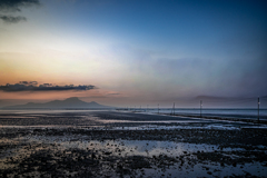 干潮の海床路に明かりが灯って