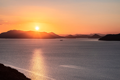 島々に沈み夕日