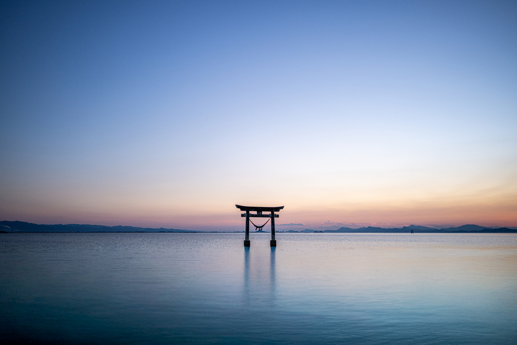 2025年日没の海の鳥居